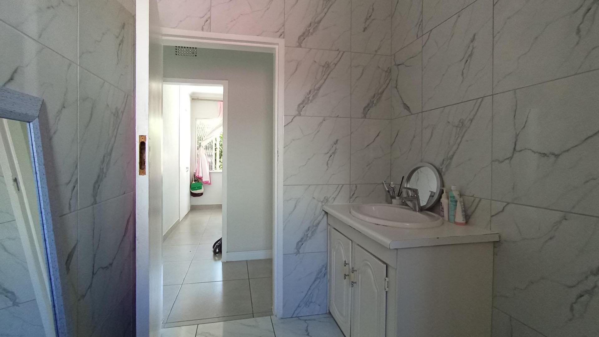 Bathroom 1 - 5 square meters of property in Morningside