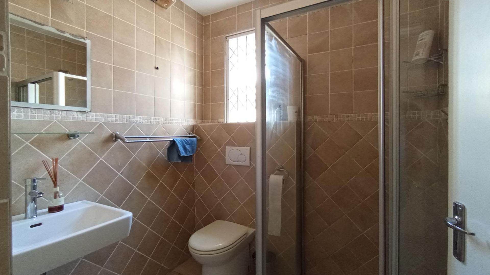 Bathroom 2 - 5 square meters of property in Morningside