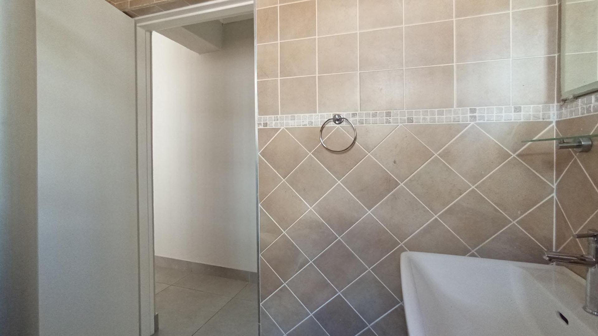 Bathroom 2 - 5 square meters of property in Morningside