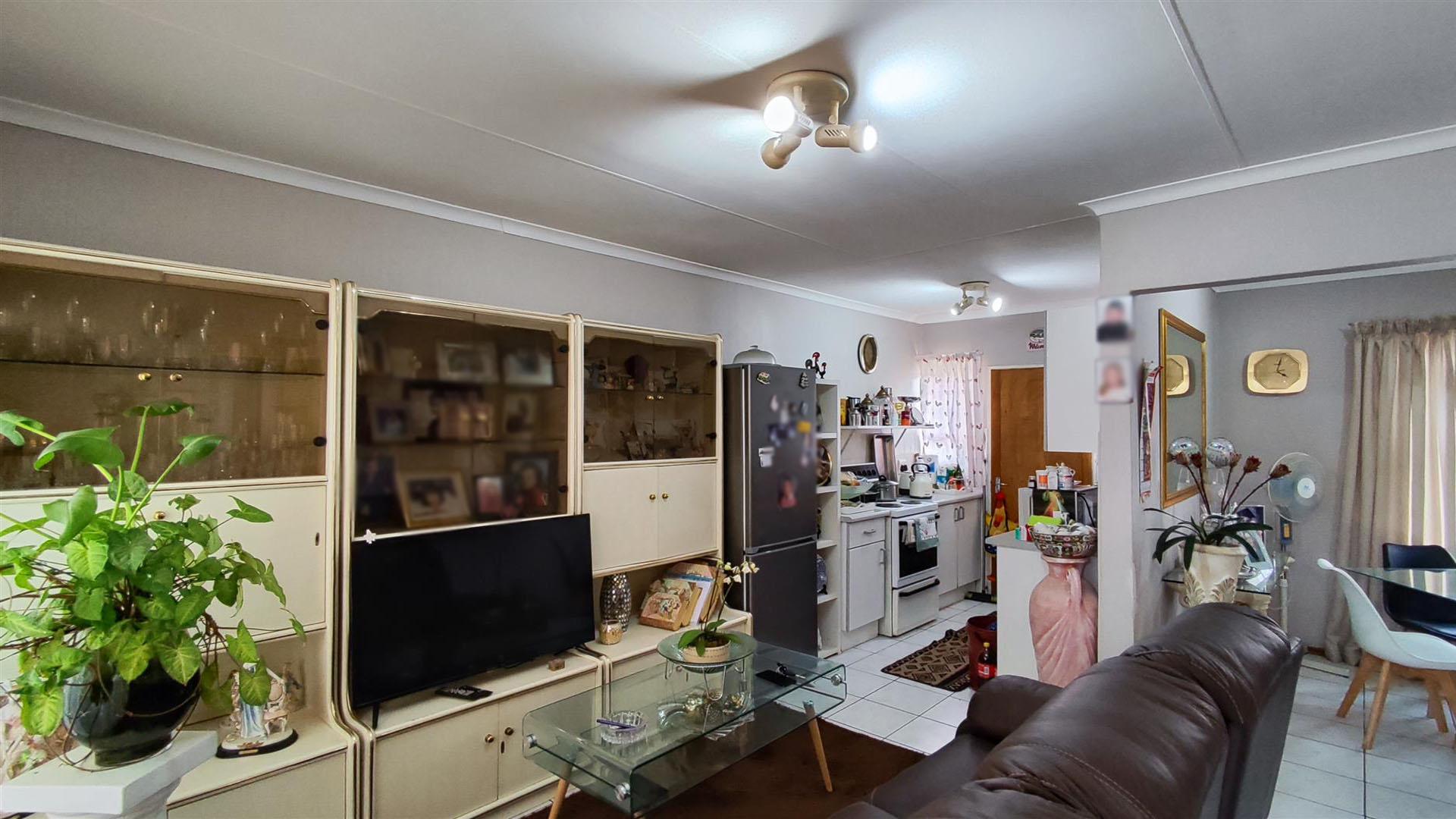 Lounges - 17 square meters of property in Meyersdal