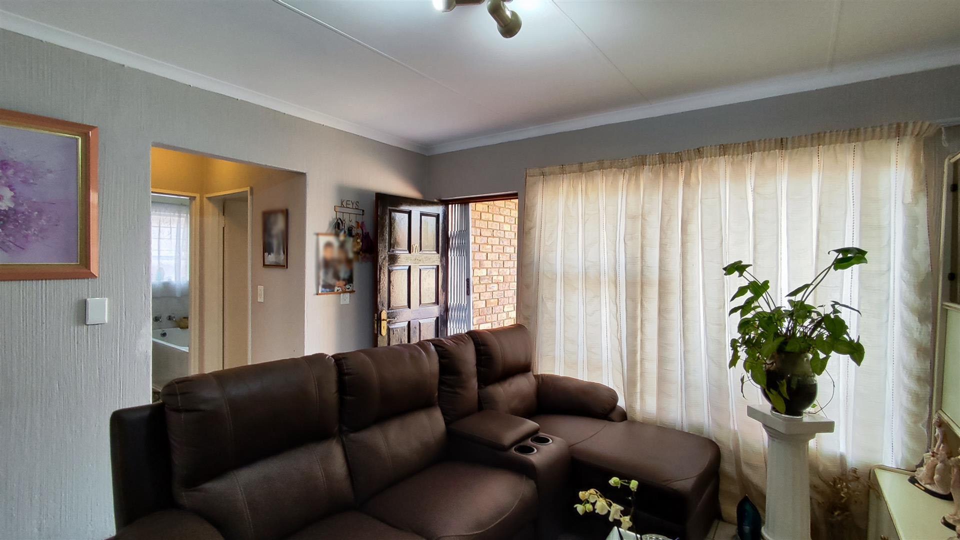 Lounges - 17 square meters of property in Meyersdal