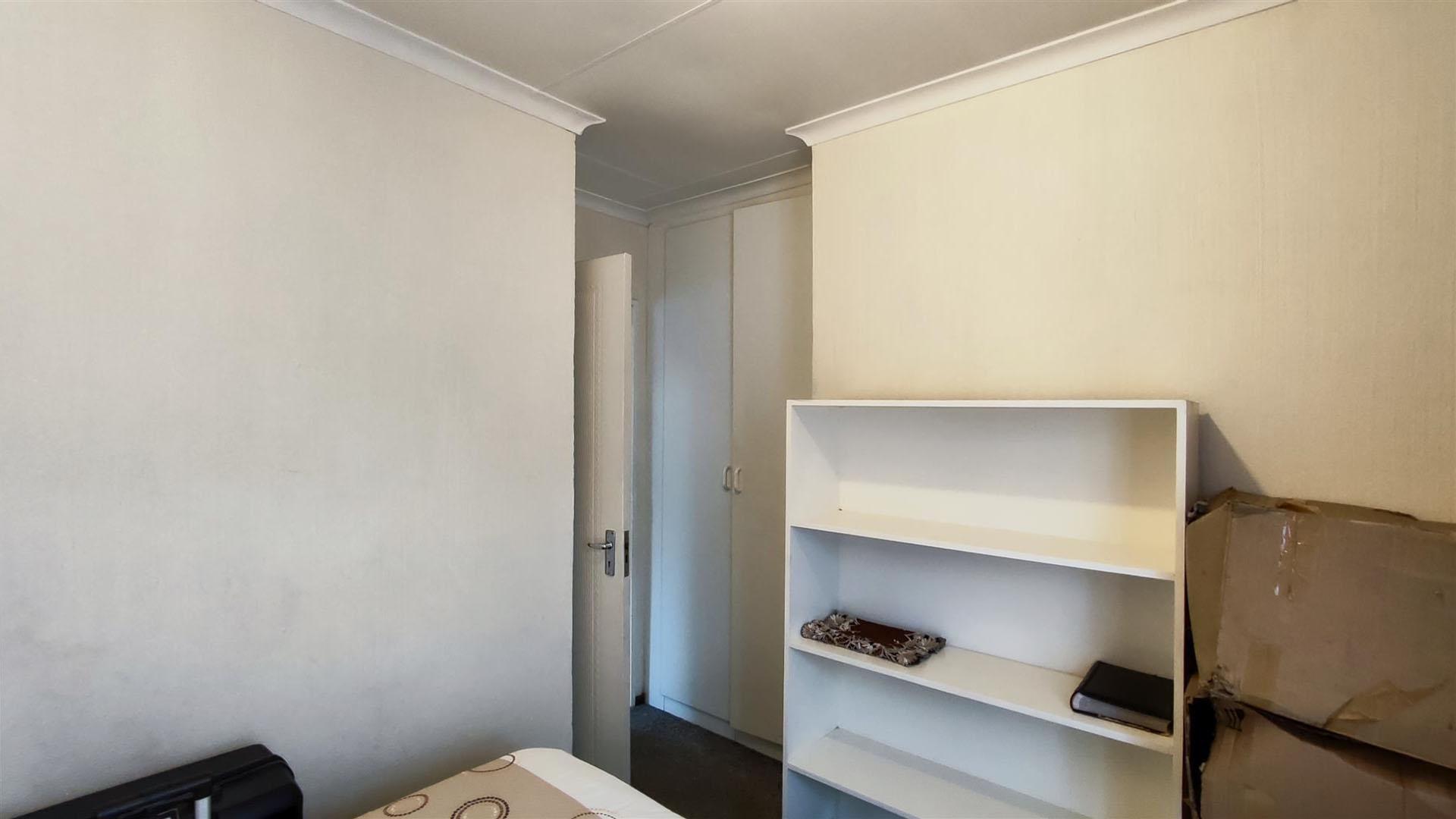 Bed Room 1 - 11 square meters of property in Meyersdal