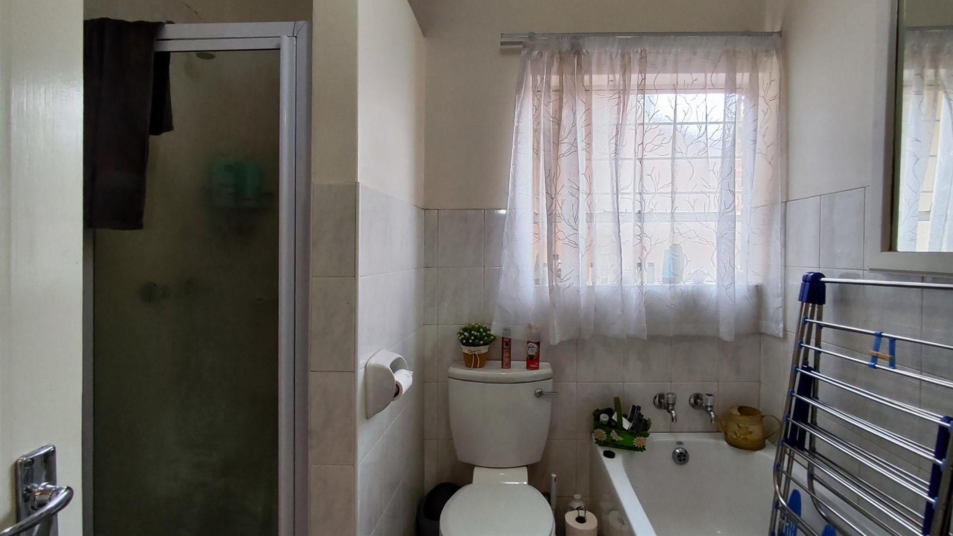 Bathroom 1 - 6 square meters of property in Meyersdal