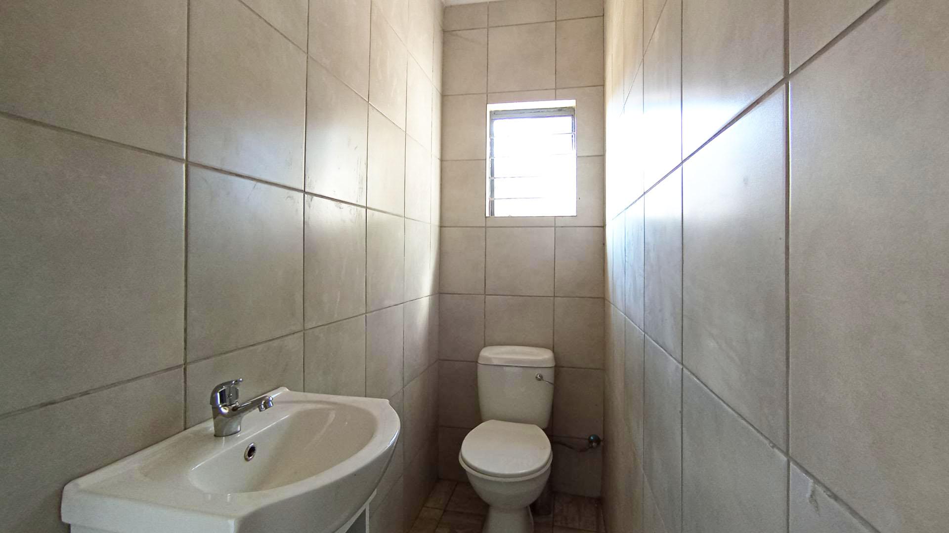 Bathroom 1 - 11 square meters of property in Wierdapark