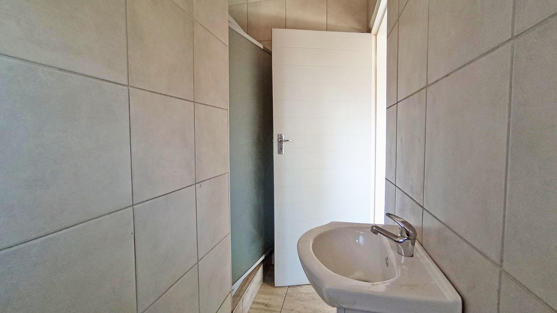Bathroom 1 - 11 square meters of property in Wierdapark