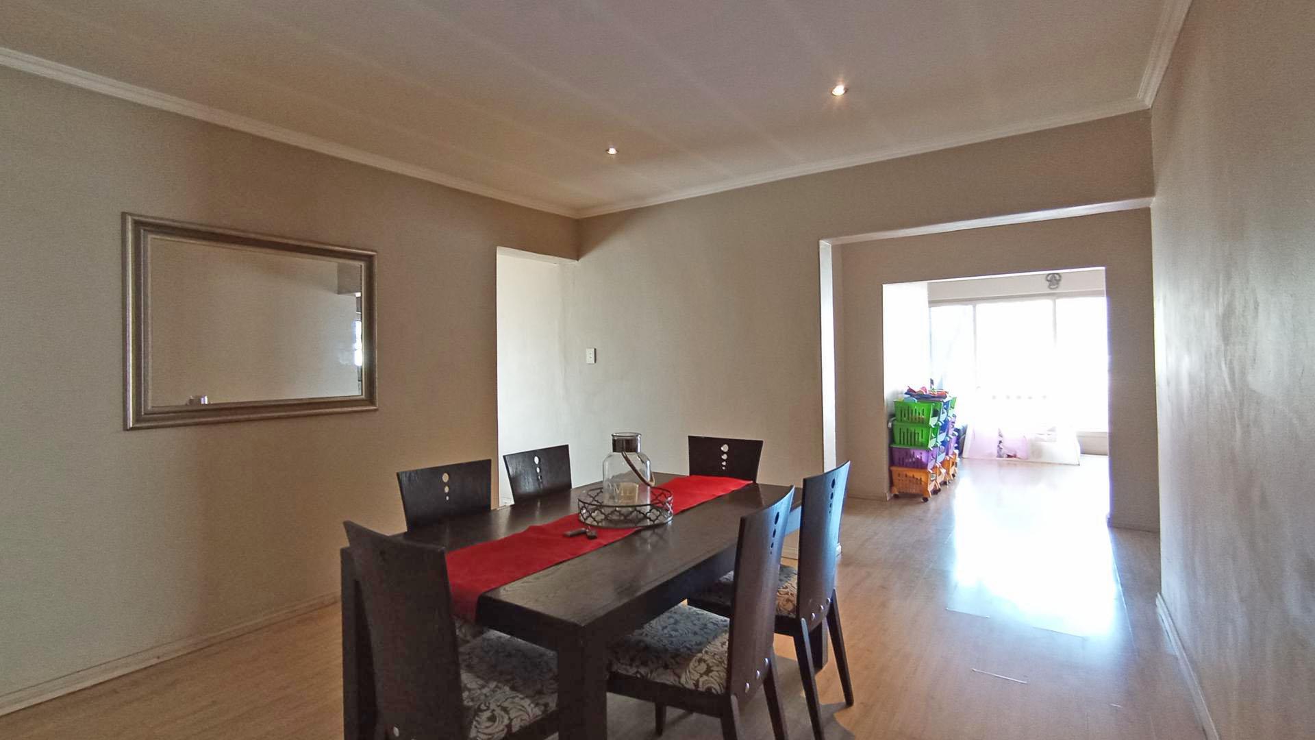 Dining Room - 37 square meters of property in Wierdapark