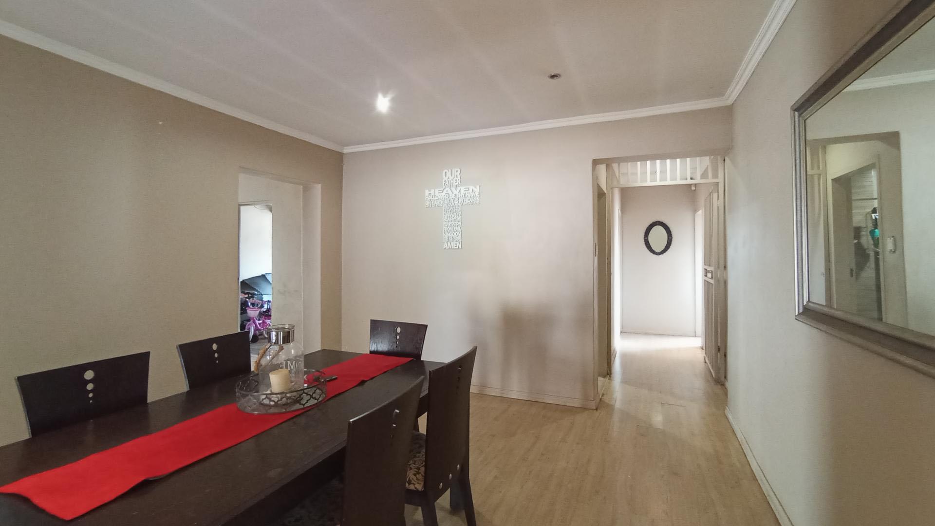 Dining Room - 37 square meters of property in Wierdapark