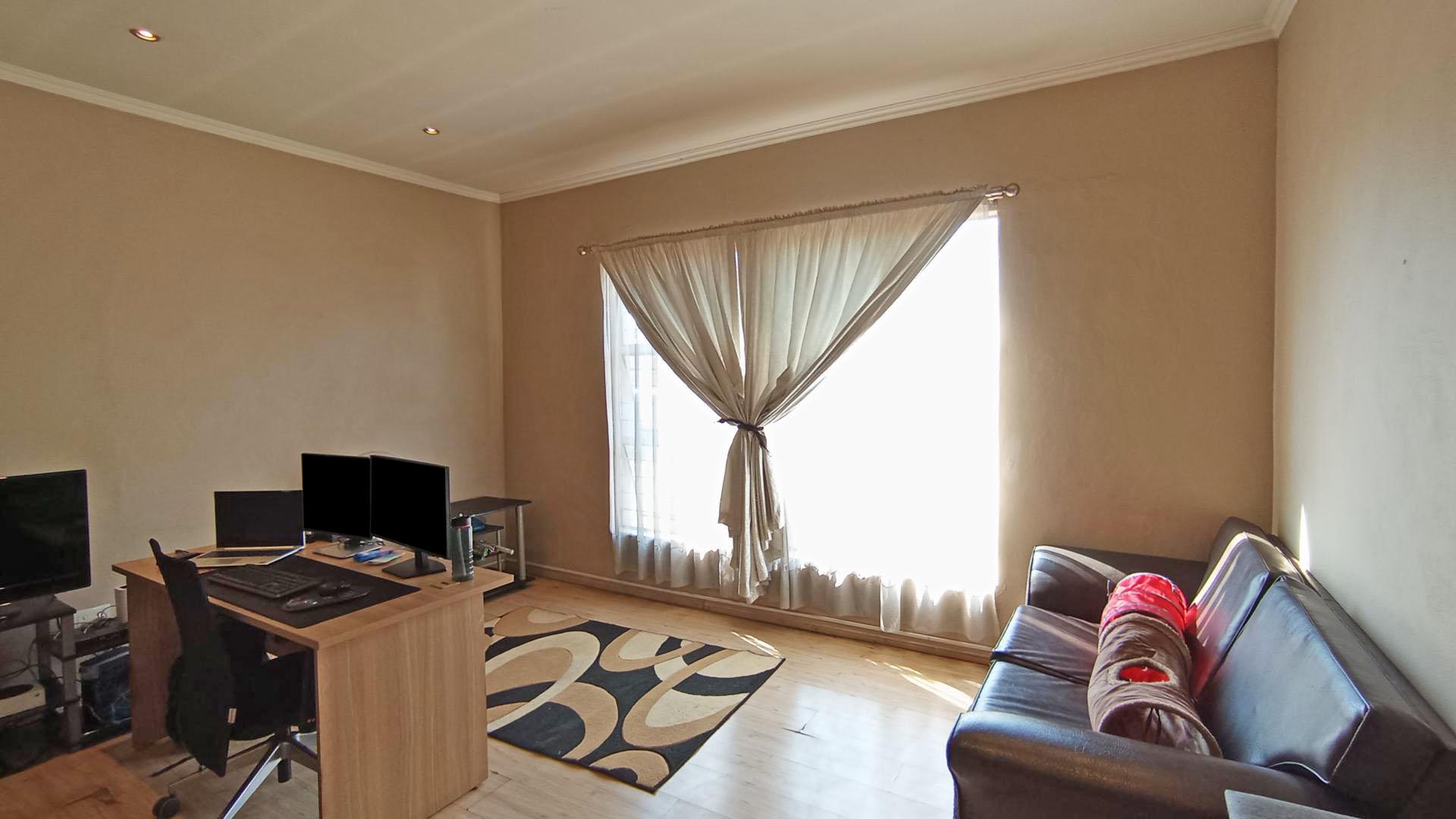 TV Room - 20 square meters of property in Wierdapark