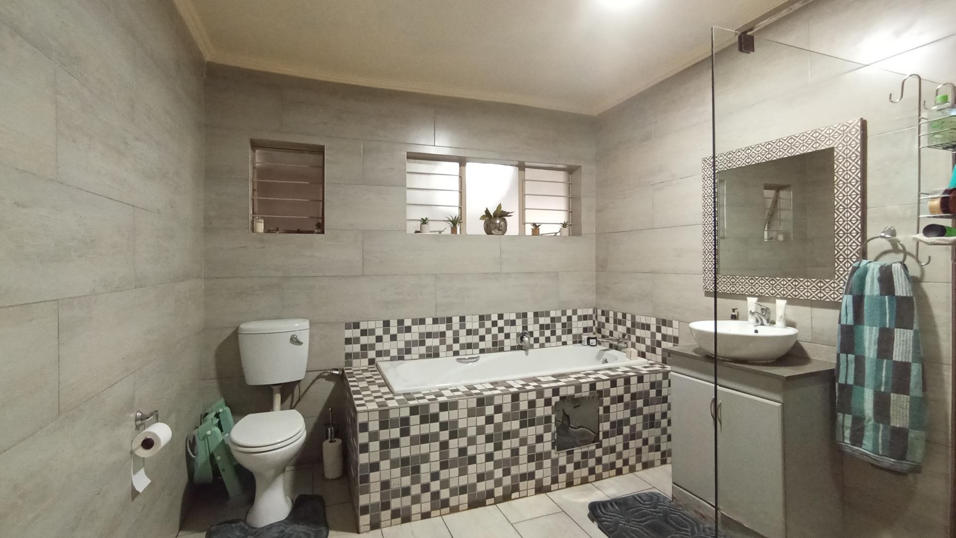 Bathroom 1 - 11 square meters of property in Wierdapark