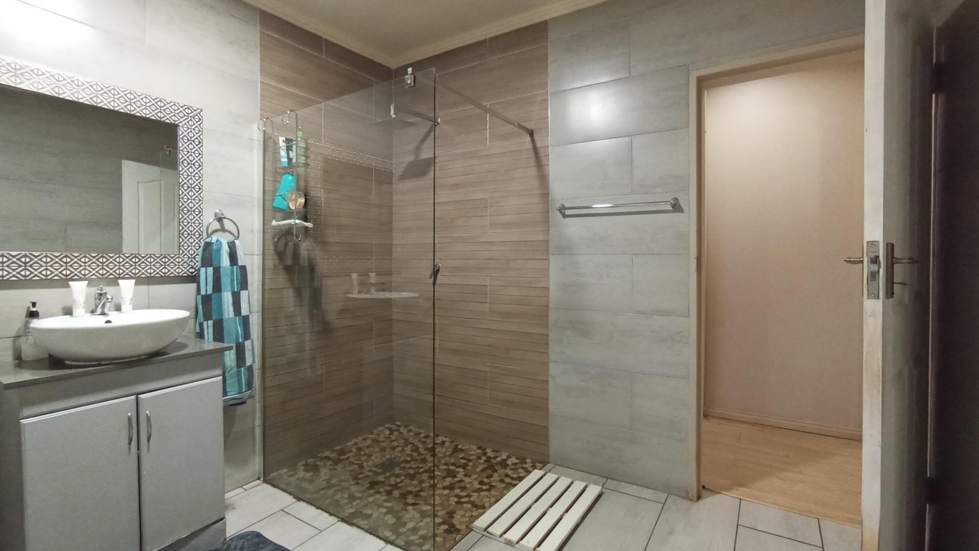 Bathroom 1 - 11 square meters of property in Wierdapark