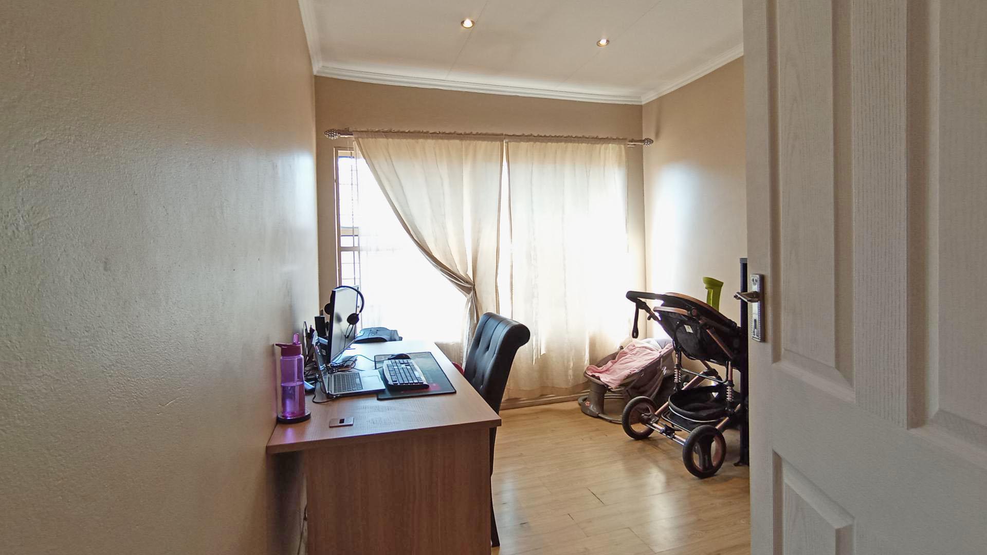 Bed Room 2 - 11 square meters of property in Wierdapark