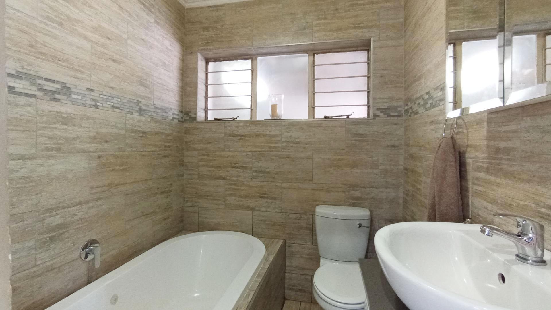 Main Bathroom - 5 square meters of property in Wierdapark