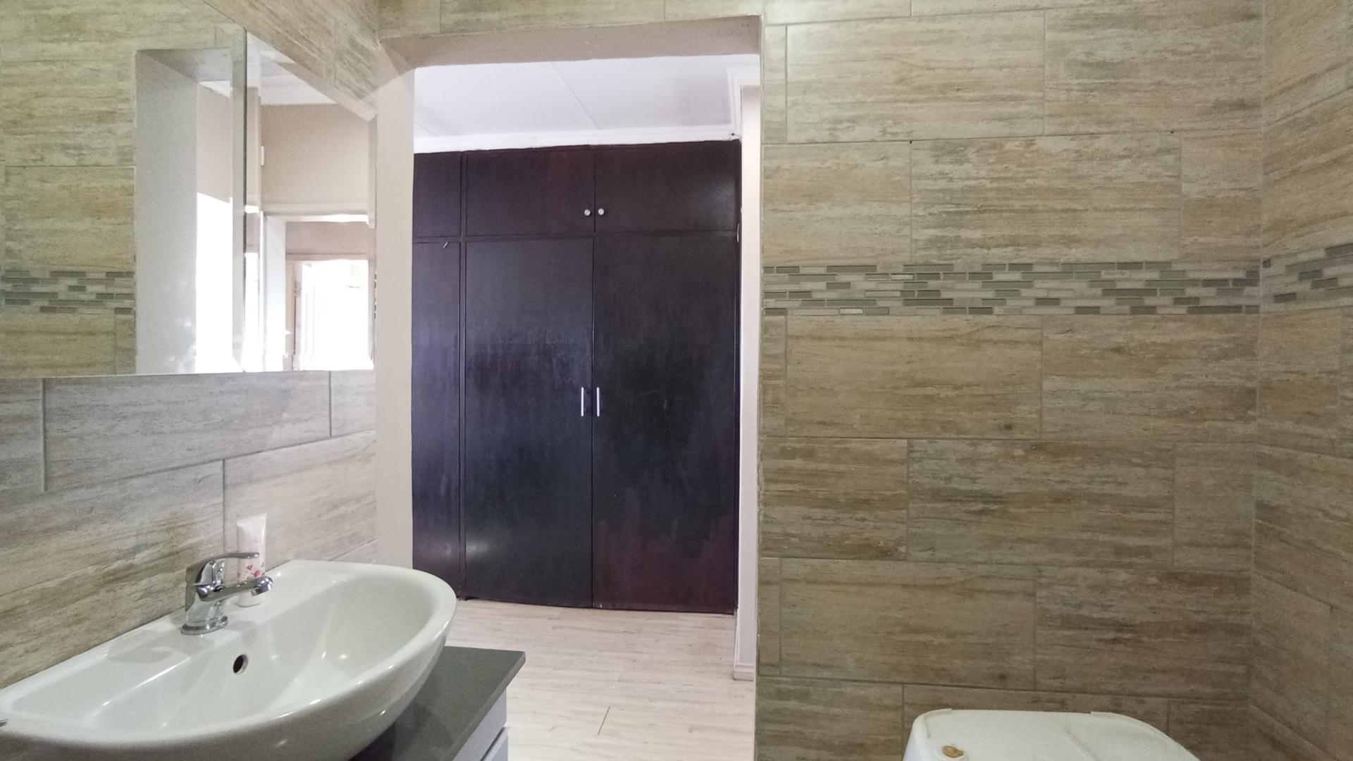 Main Bathroom - 5 square meters of property in Wierdapark