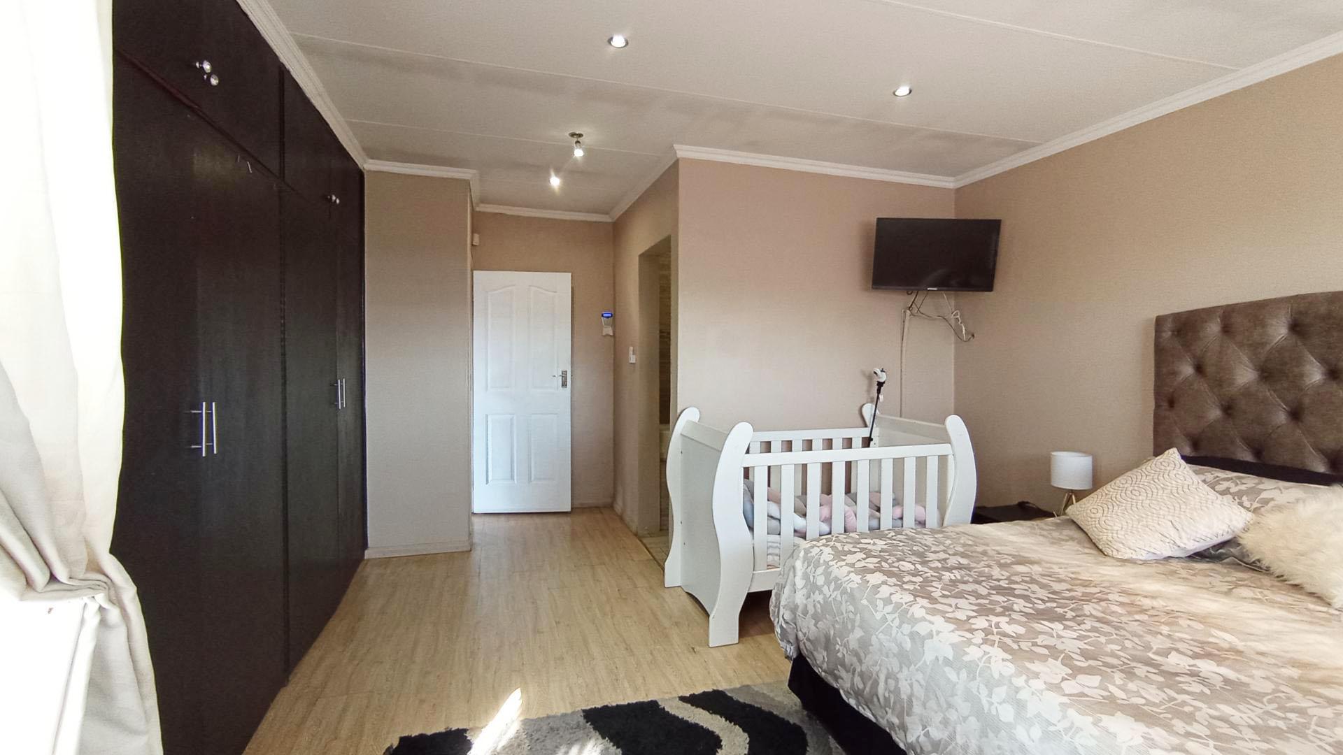 Main Bedroom - 22 square meters of property in Wierdapark