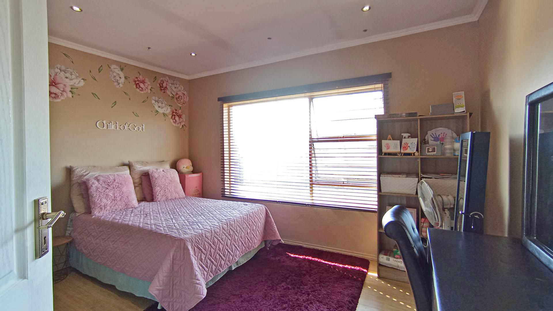 Bed Room 1 - 15 square meters of property in Wierdapark