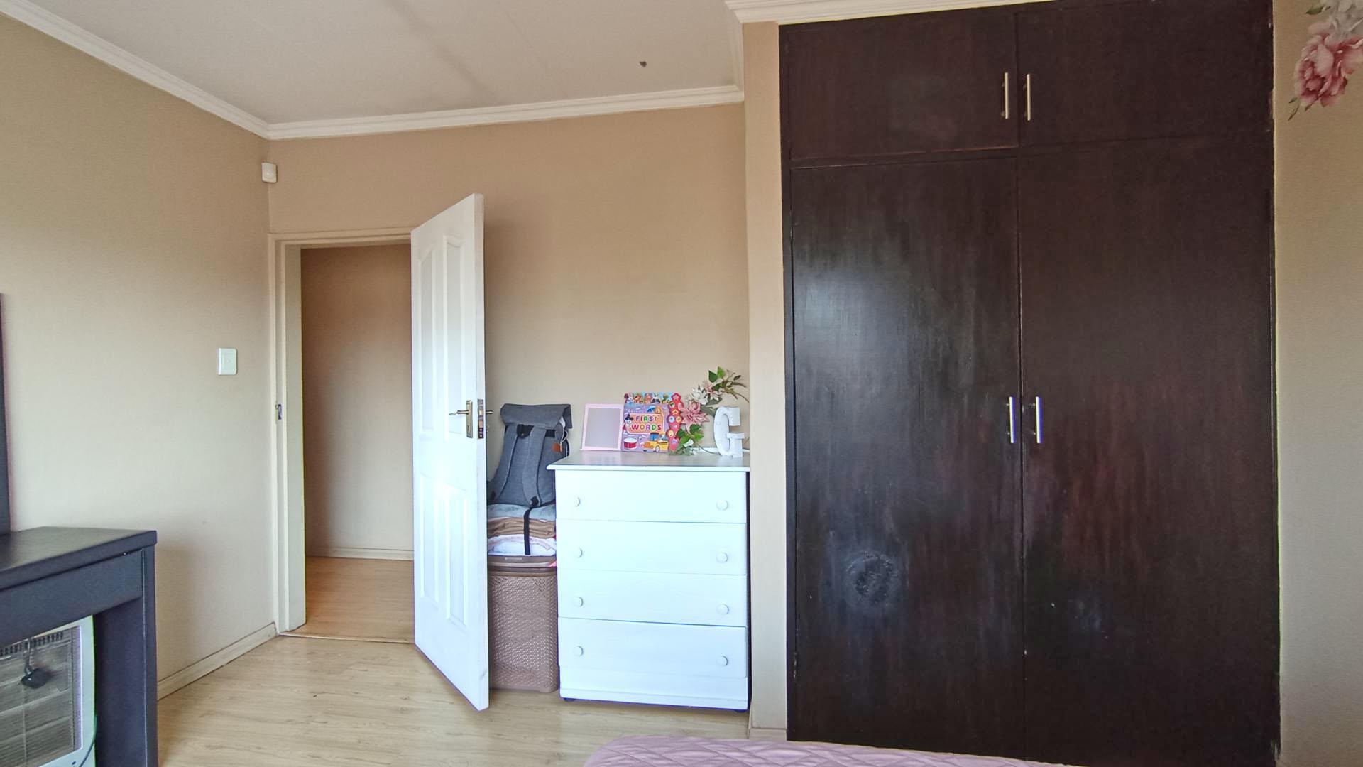 Bed Room 1 - 15 square meters of property in Wierdapark