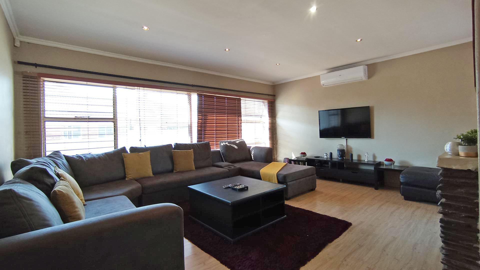 Lounges - 28 square meters of property in Wierdapark