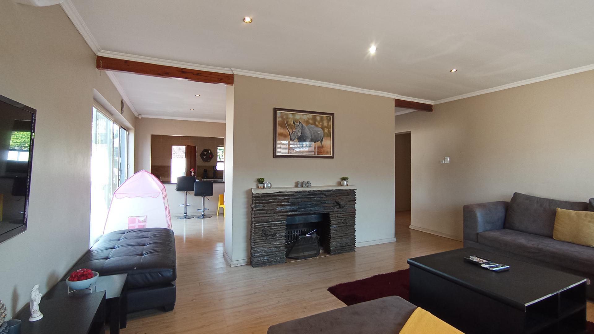 Lounges - 28 square meters of property in Wierdapark