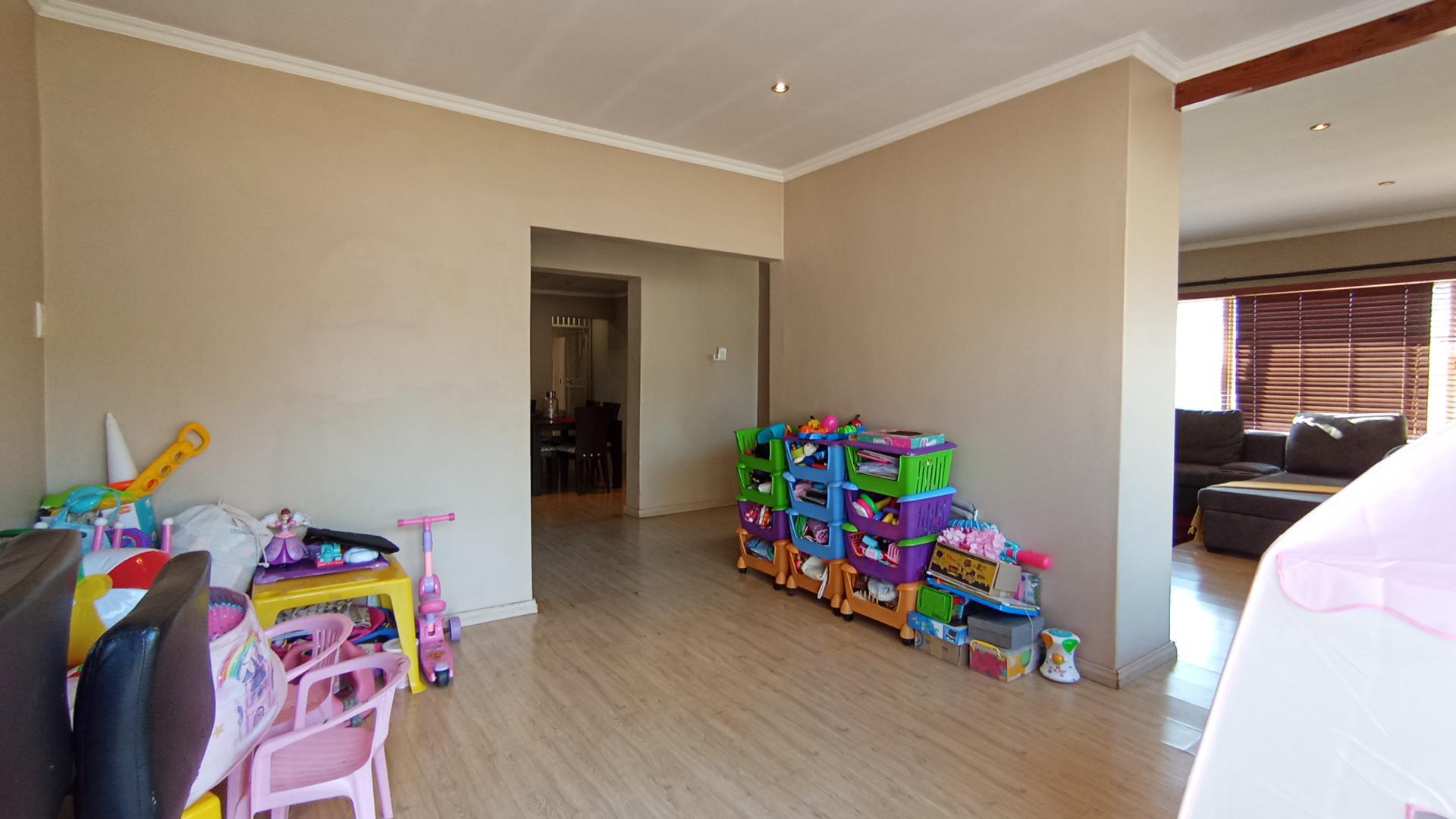 Dining Room - 37 square meters of property in Wierdapark