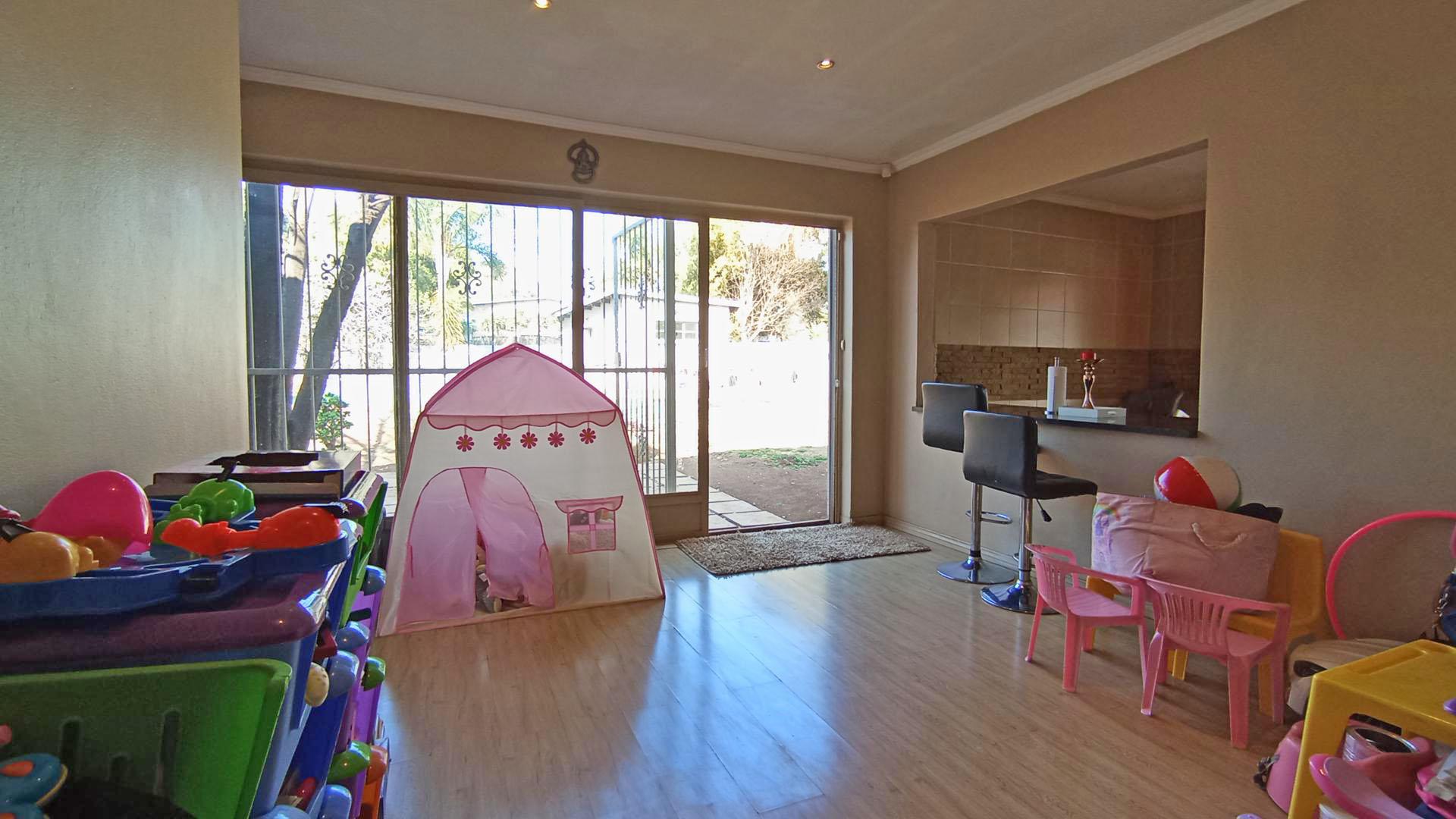 Dining Room - 37 square meters of property in Wierdapark