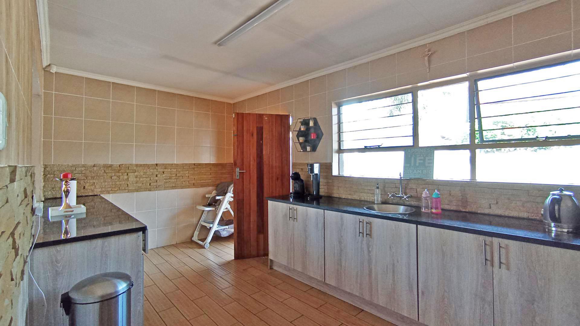 Kitchen - 15 square meters of property in Wierdapark