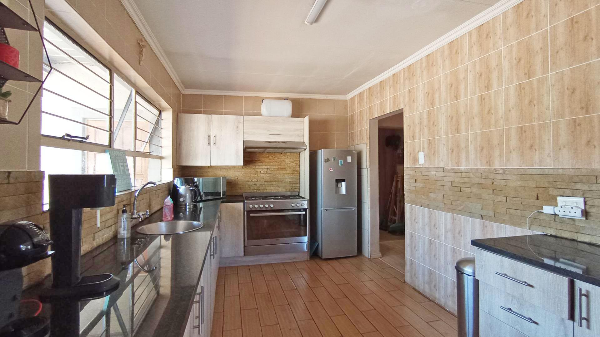 Kitchen - 15 square meters of property in Wierdapark