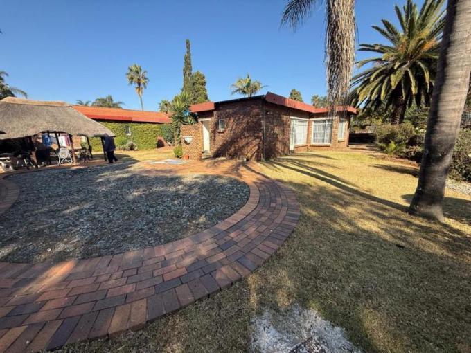 6 Bedroom House for Sale For Sale in Rooihuiskraal - MR688306