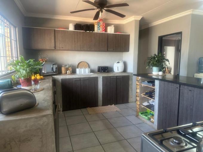 3 Bedroom House to Rent in Rustenburg - Property to rent - MR688340