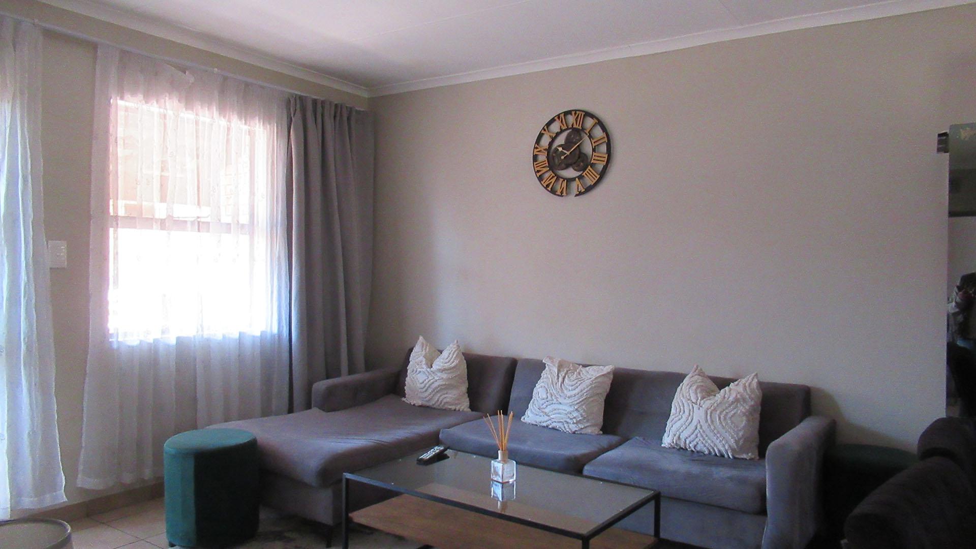 Lounges - 14 square meters of property in Olifantsvlei 327-Iq