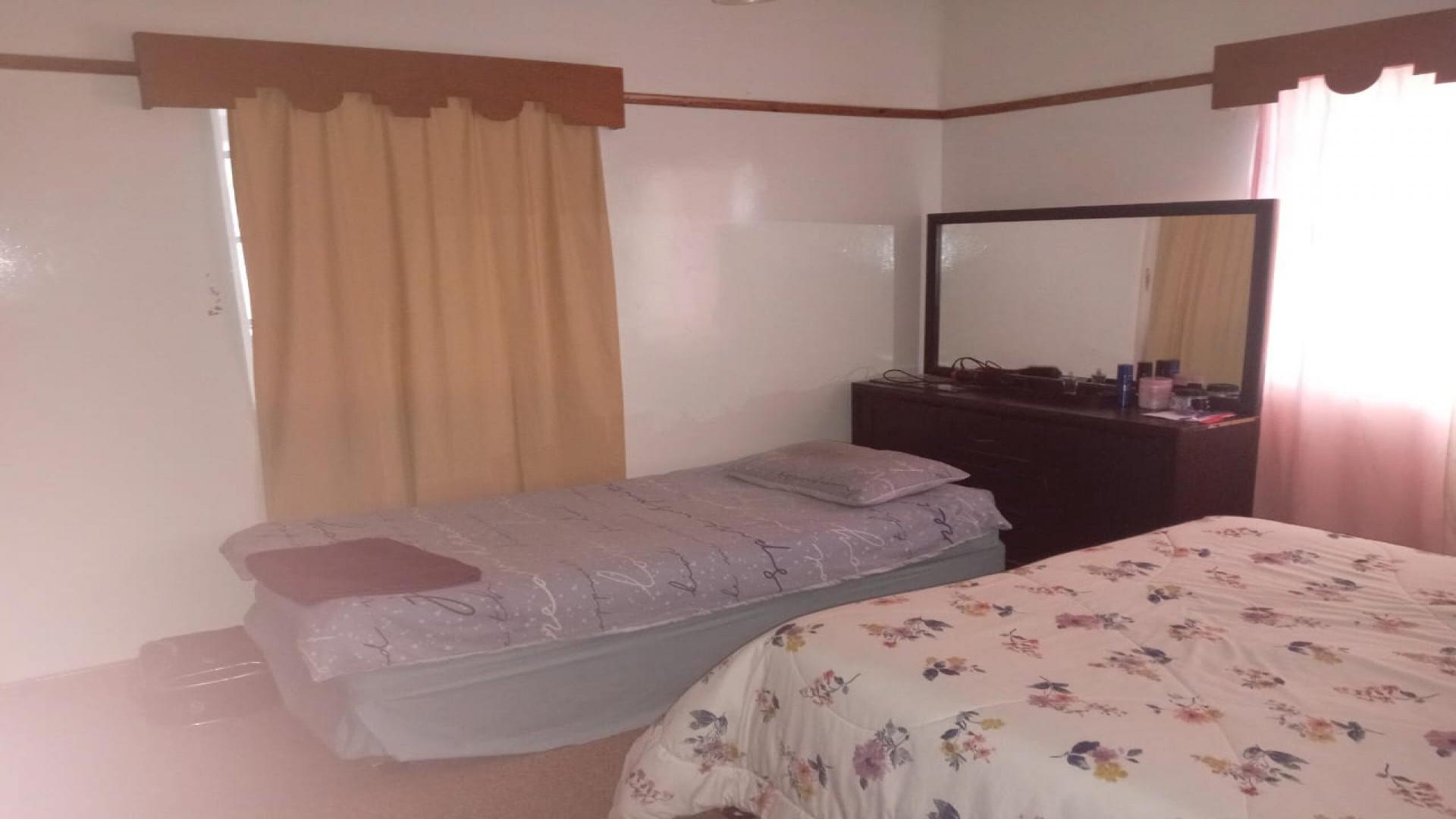 Bed Room 1 of property in Loeriesfontein