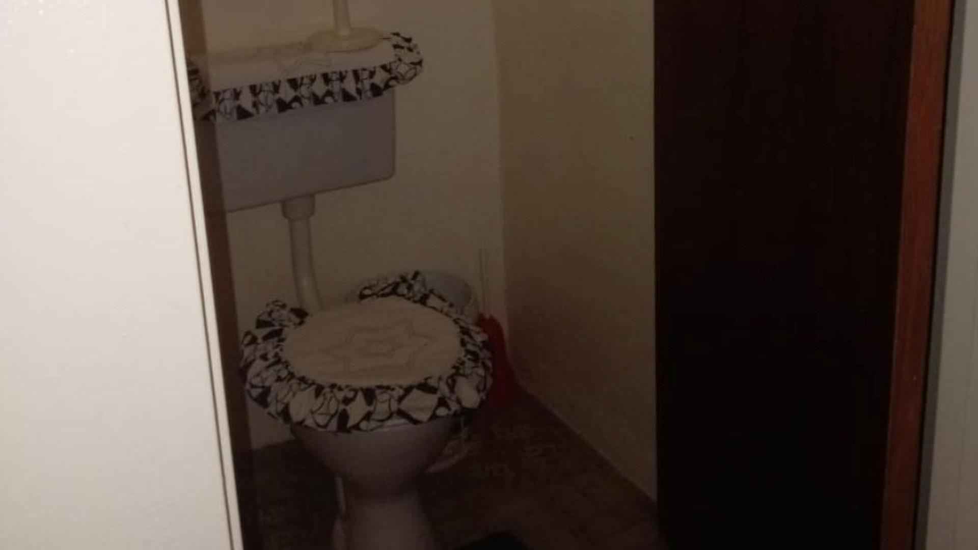 Bathroom 1 of property in Loeriesfontein