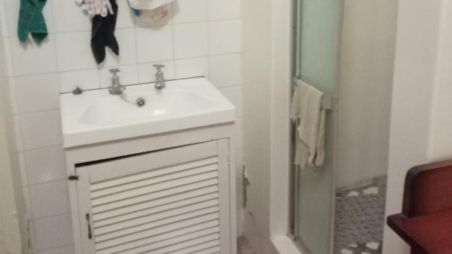 Bathroom 2 of property in Loeriesfontein