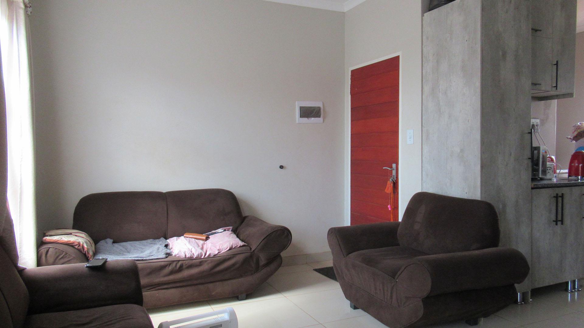 Lounges - 13 square meters of property in Lehae