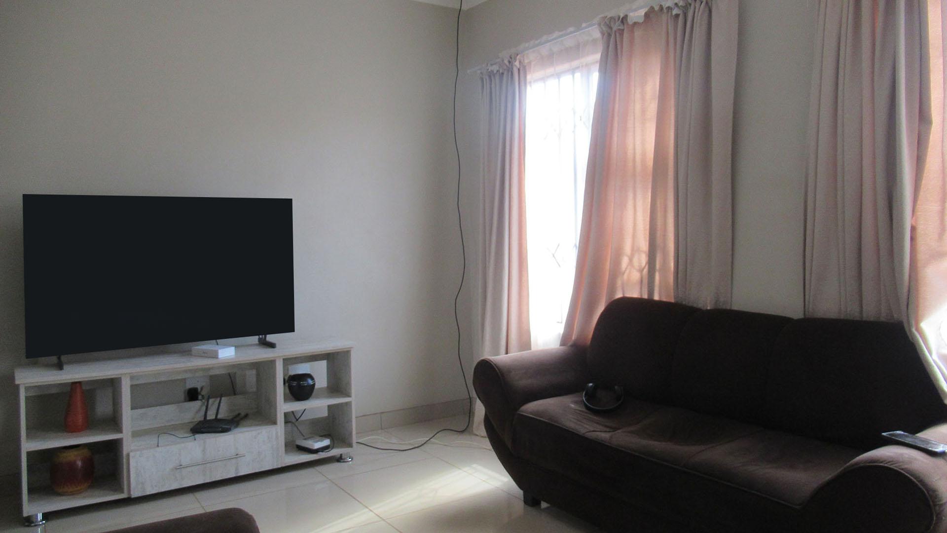 Lounges - 13 square meters of property in Lehae