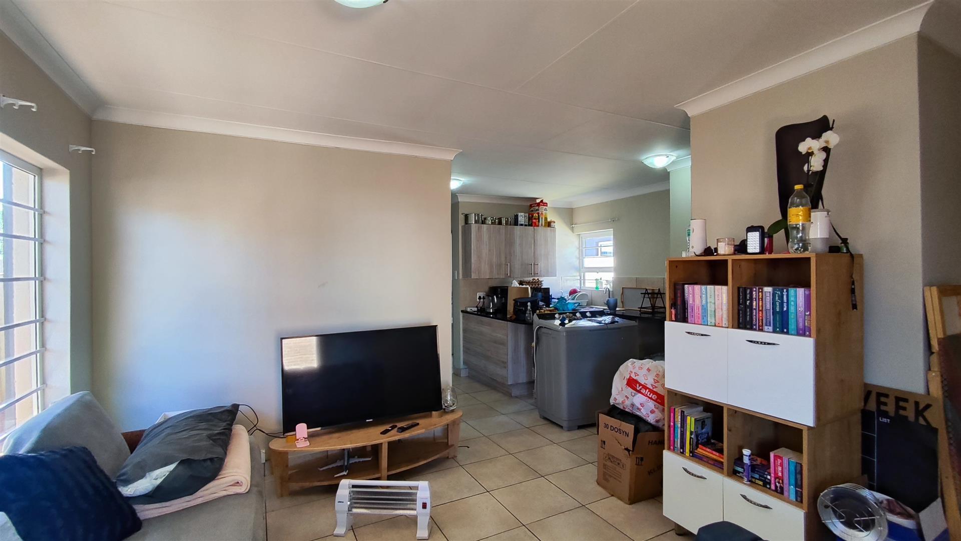 Lounges - 17 square meters of property in Parkdene (JHB)