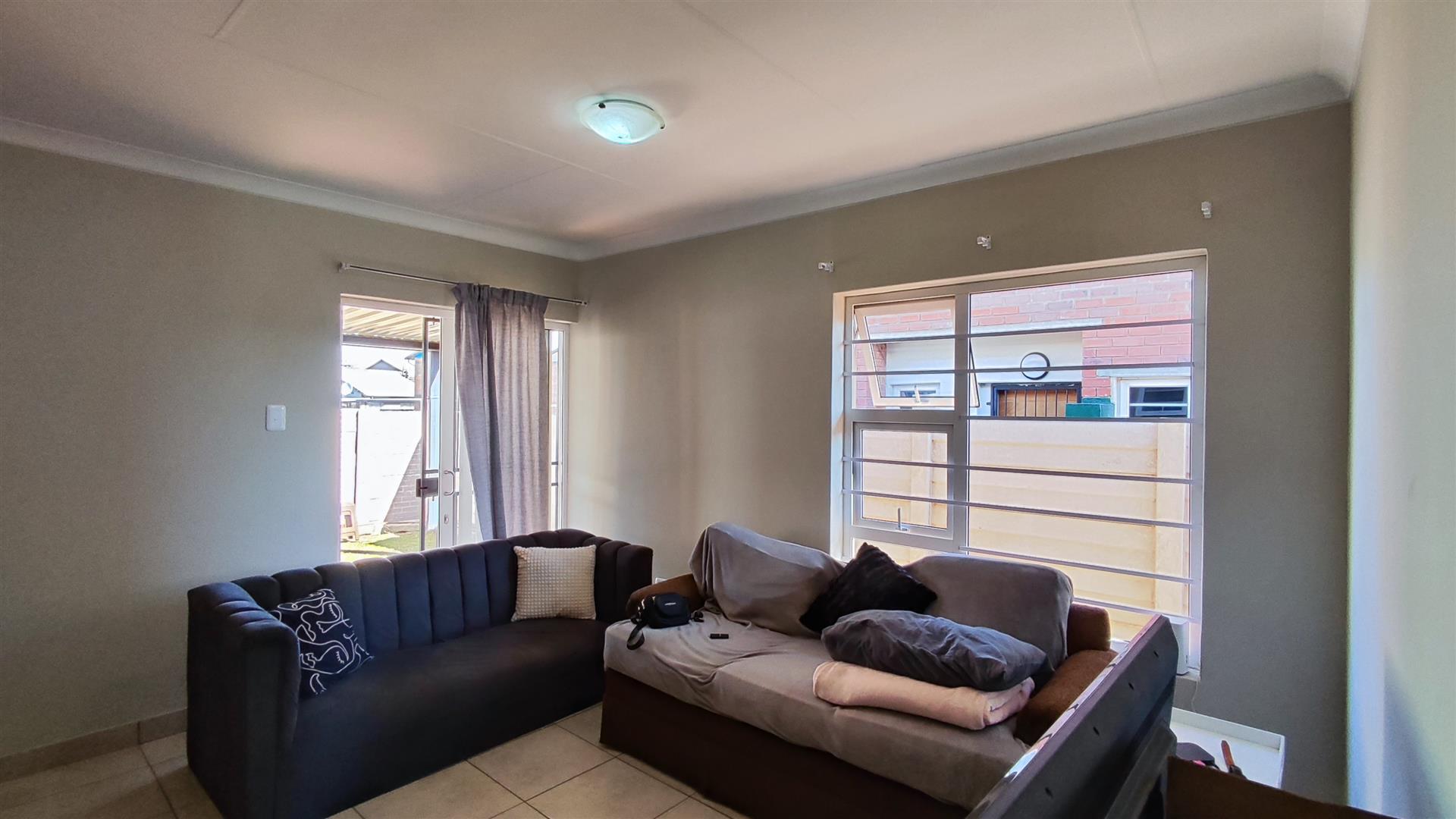 Lounges - 17 square meters of property in Parkdene (JHB)