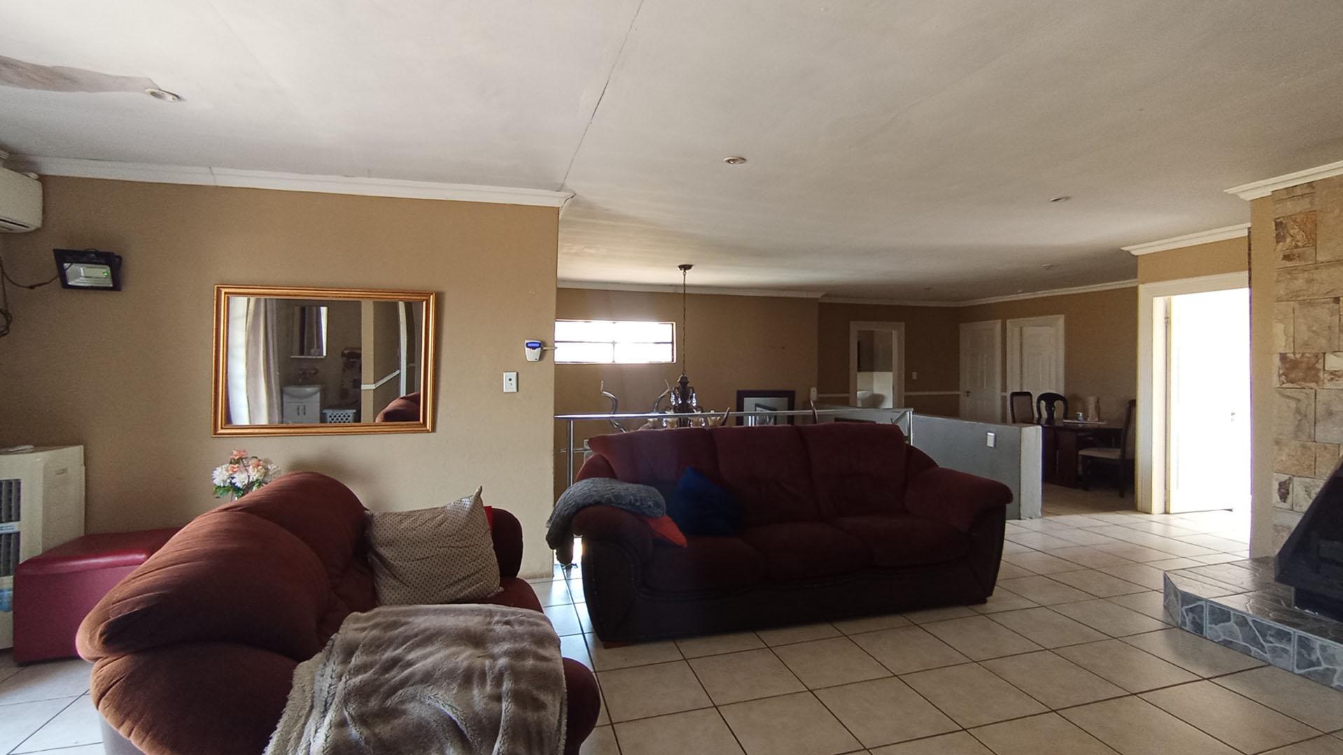 Lounges - 165 square meters of property in Versterpark