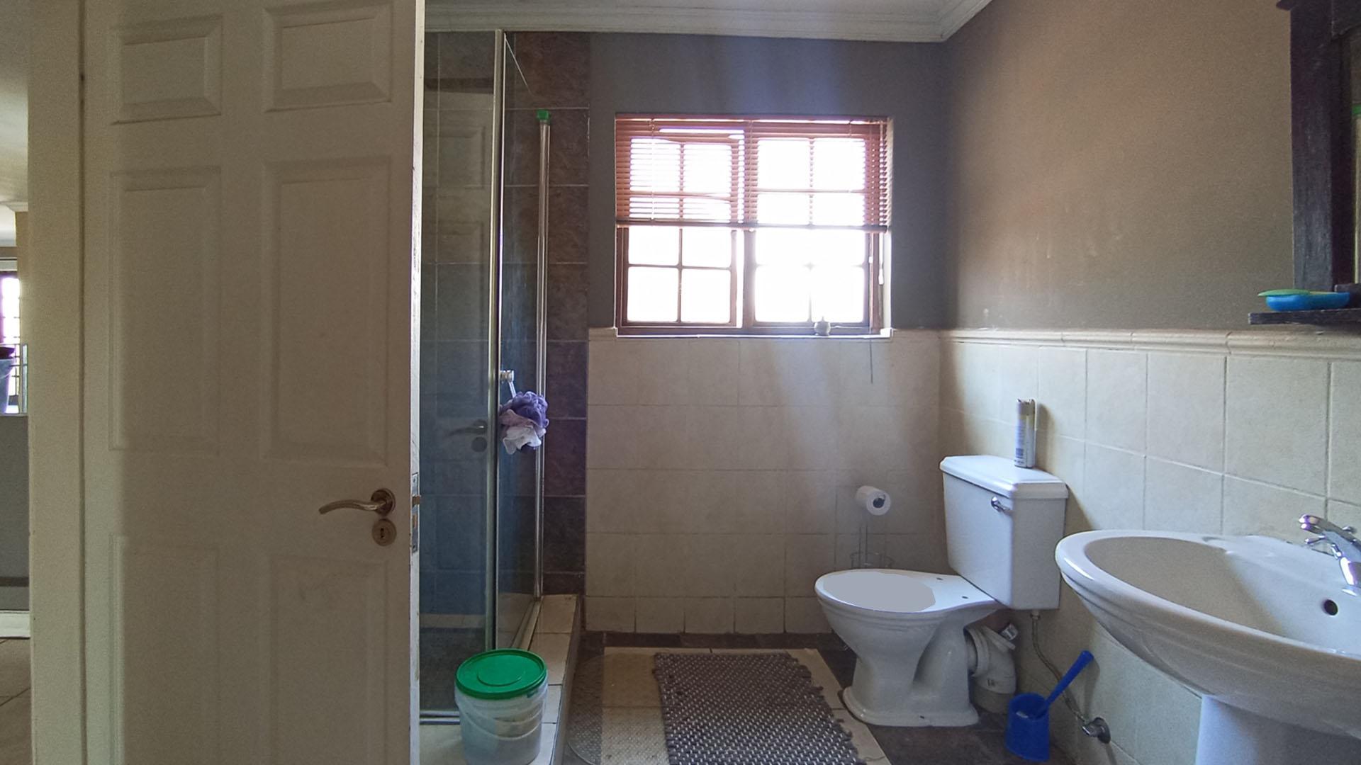 Bathroom 3+ - 25 square meters of property in Versterpark