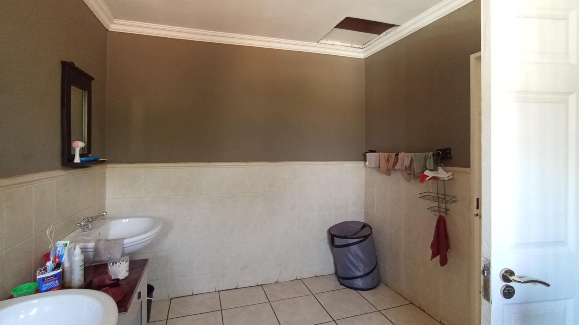 Bathroom 3+ - 25 square meters of property in Versterpark