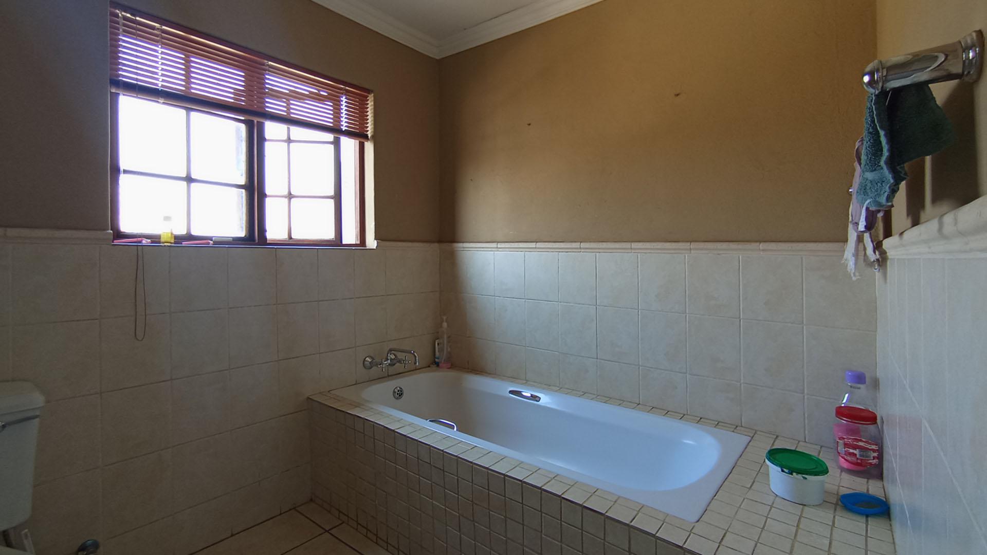 Bathroom 3+ - 25 square meters of property in Versterpark