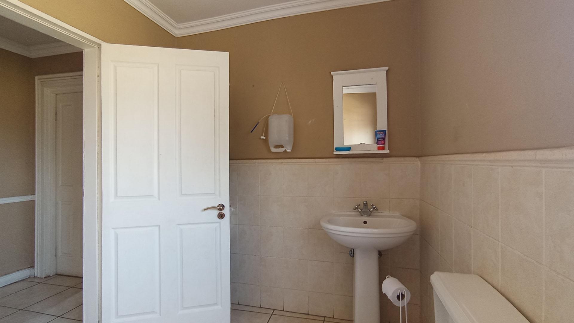 Bathroom 3+ - 25 square meters of property in Versterpark