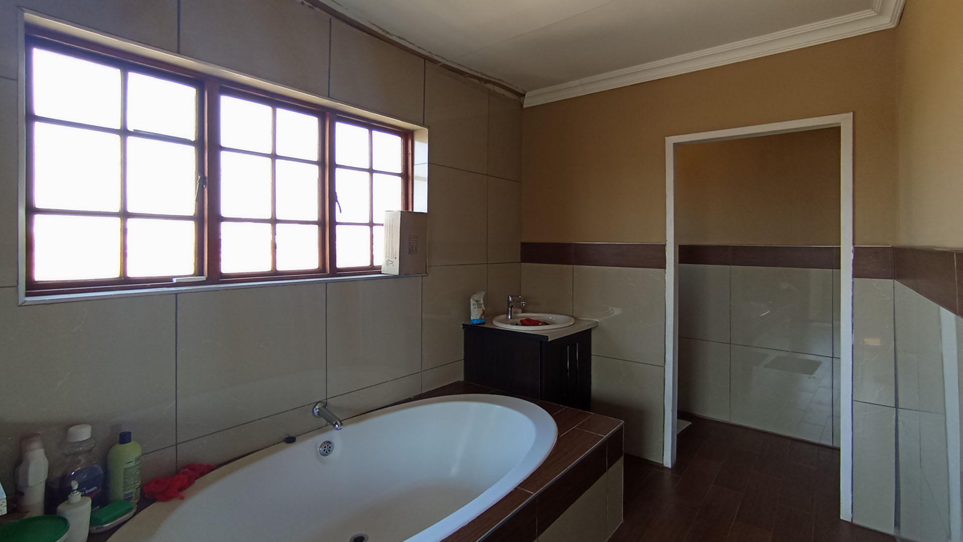 Main Bathroom - 15 square meters of property in Versterpark