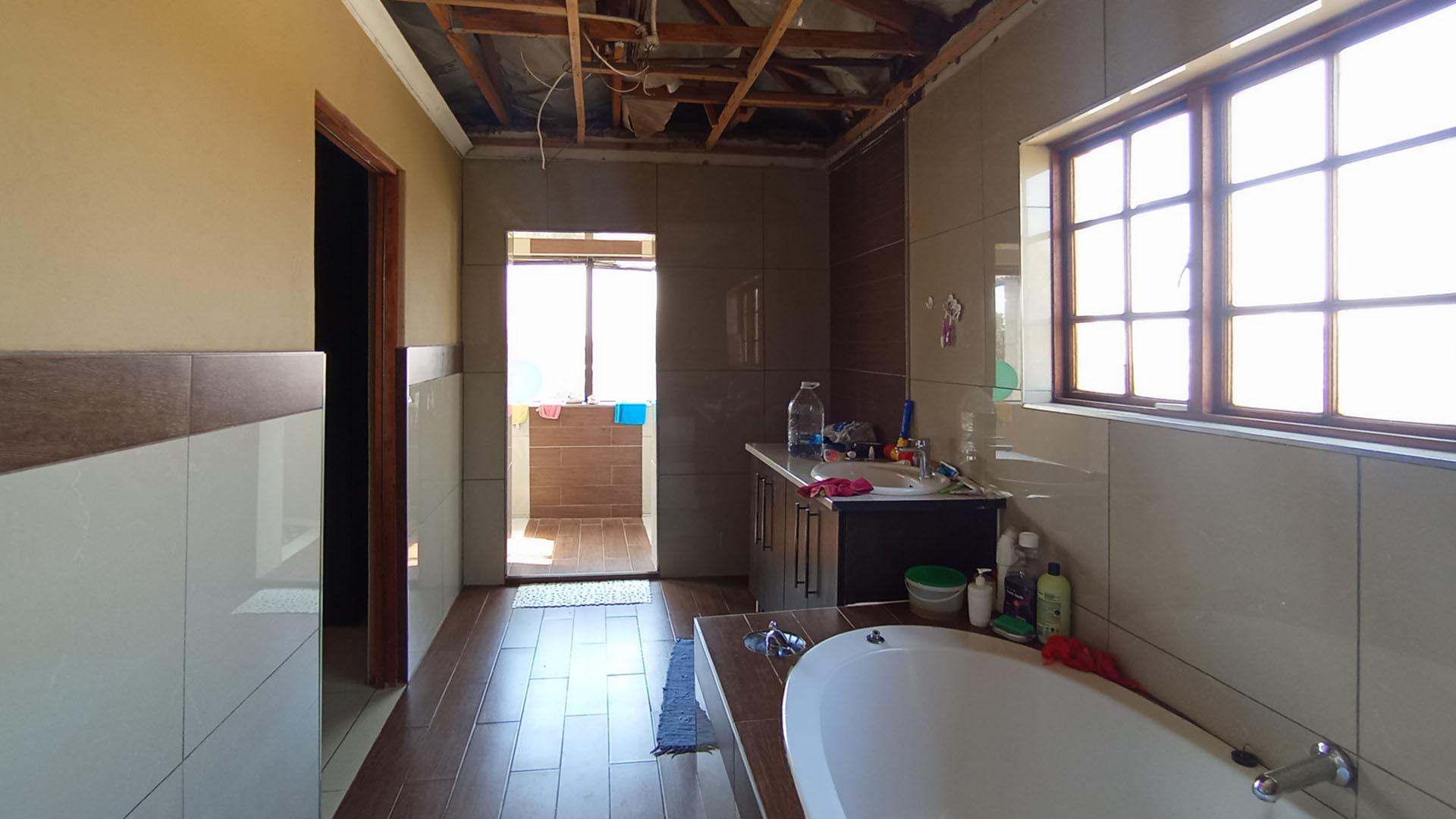 Main Bathroom - 15 square meters of property in Versterpark