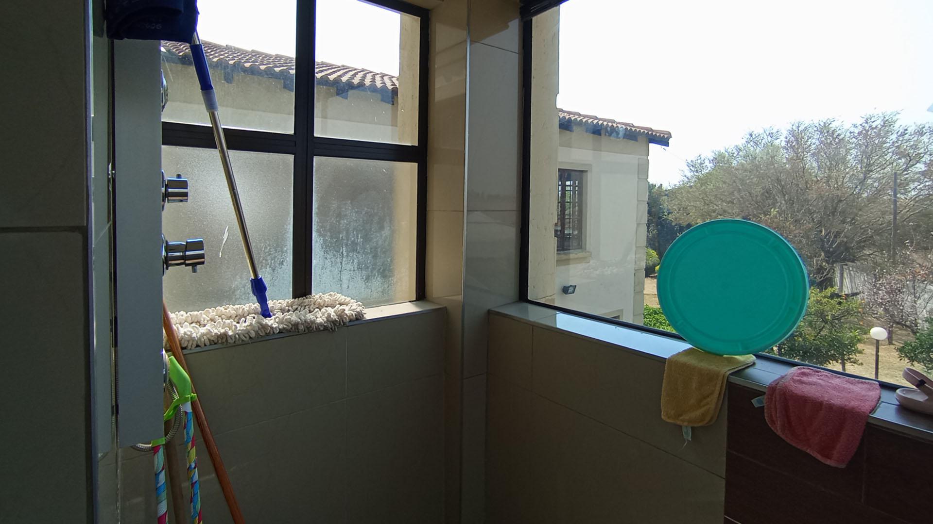 Main Bathroom - 15 square meters of property in Versterpark