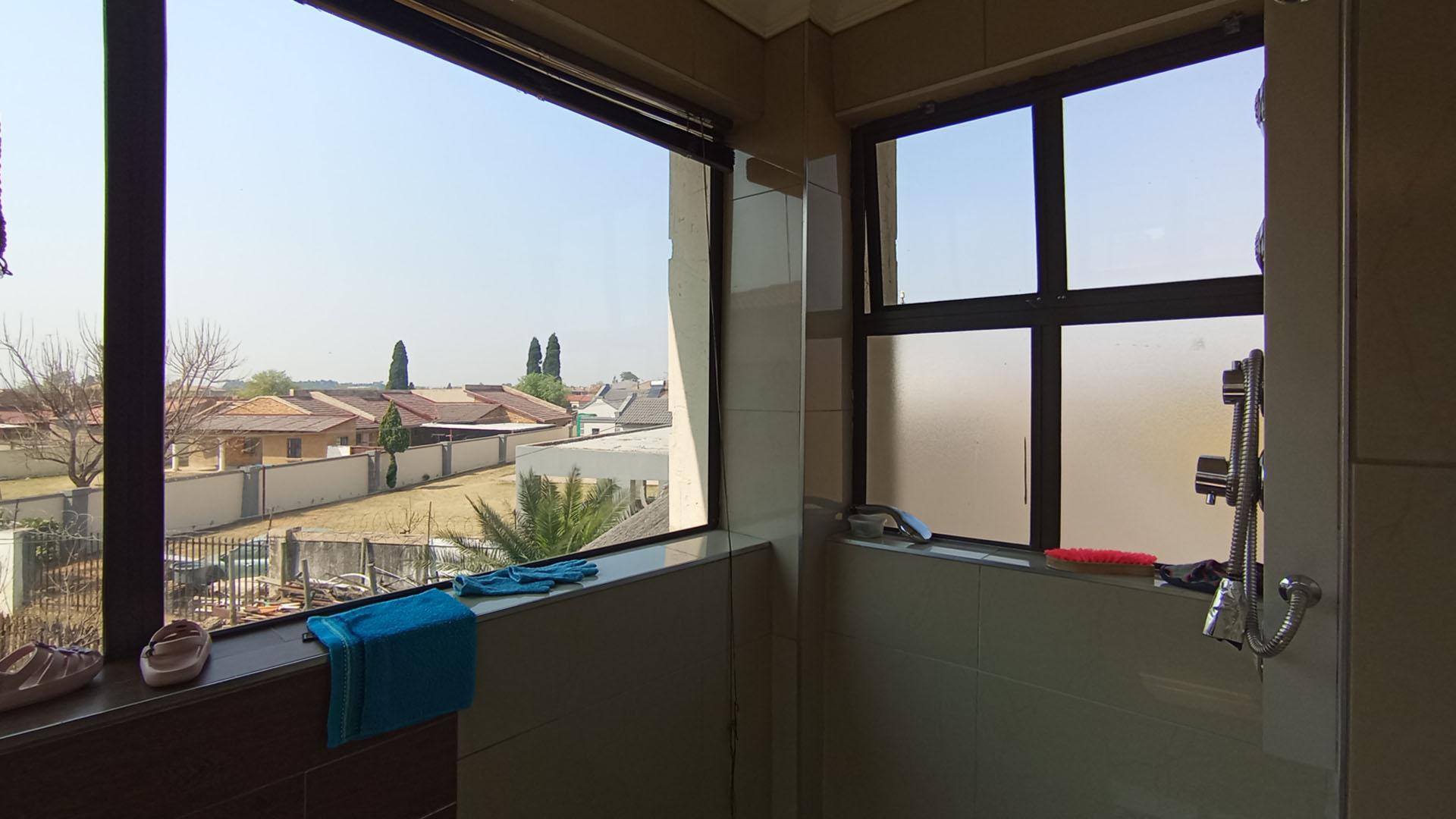 Main Bathroom - 15 square meters of property in Versterpark