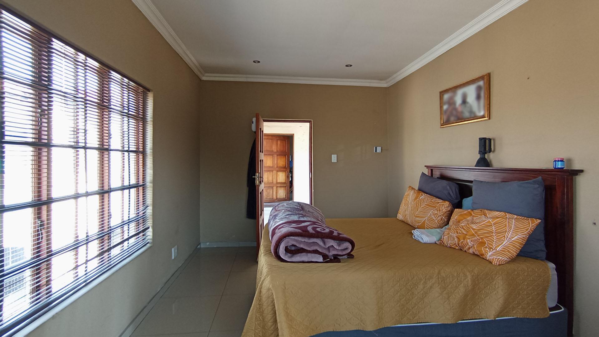 Bed Room 5+ - 67 square meters of property in Versterpark