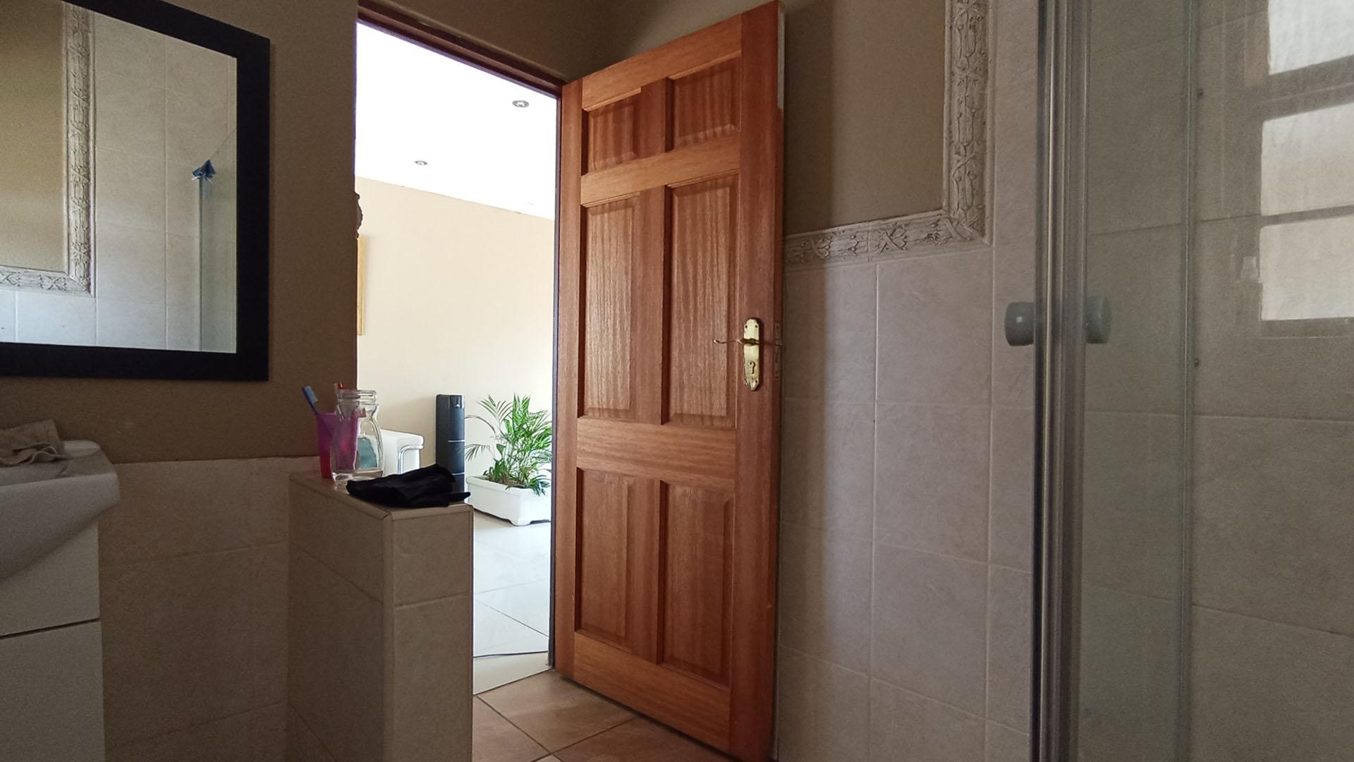 Bathroom 3+ - 25 square meters of property in Versterpark