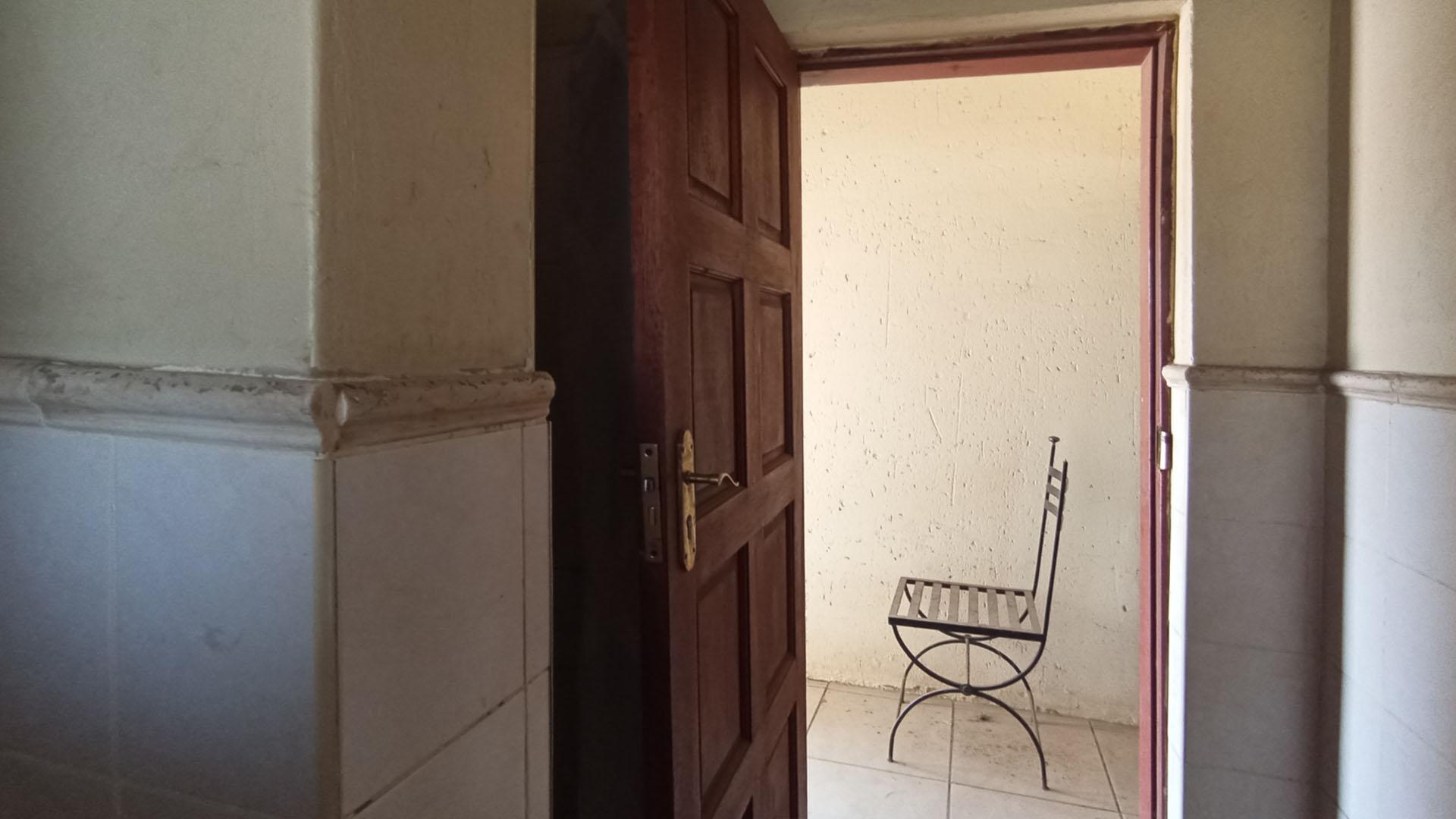 Staff Bathroom - 6 square meters of property in Versterpark