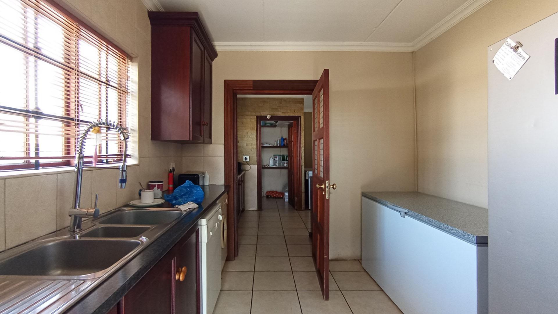 Kitchen - 22 square meters of property in Versterpark