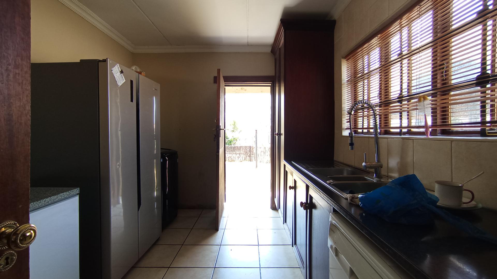 Kitchen - 22 square meters of property in Versterpark